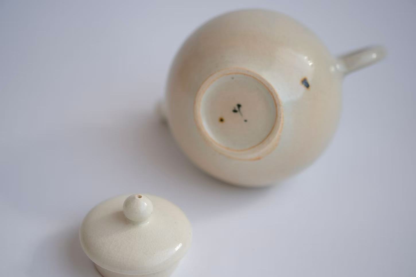 松本郁美　碗 松本郁美 14 貫入灰釉花文装飾碗 ｜ 暮らしのうつわ花田 和食器 通販