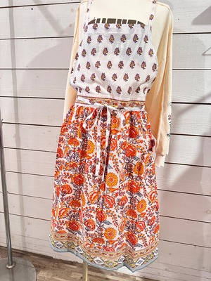 『People's』アンドパッカブル　コットンギャザー小花柄ワンピースエプロン　フリーサイズ