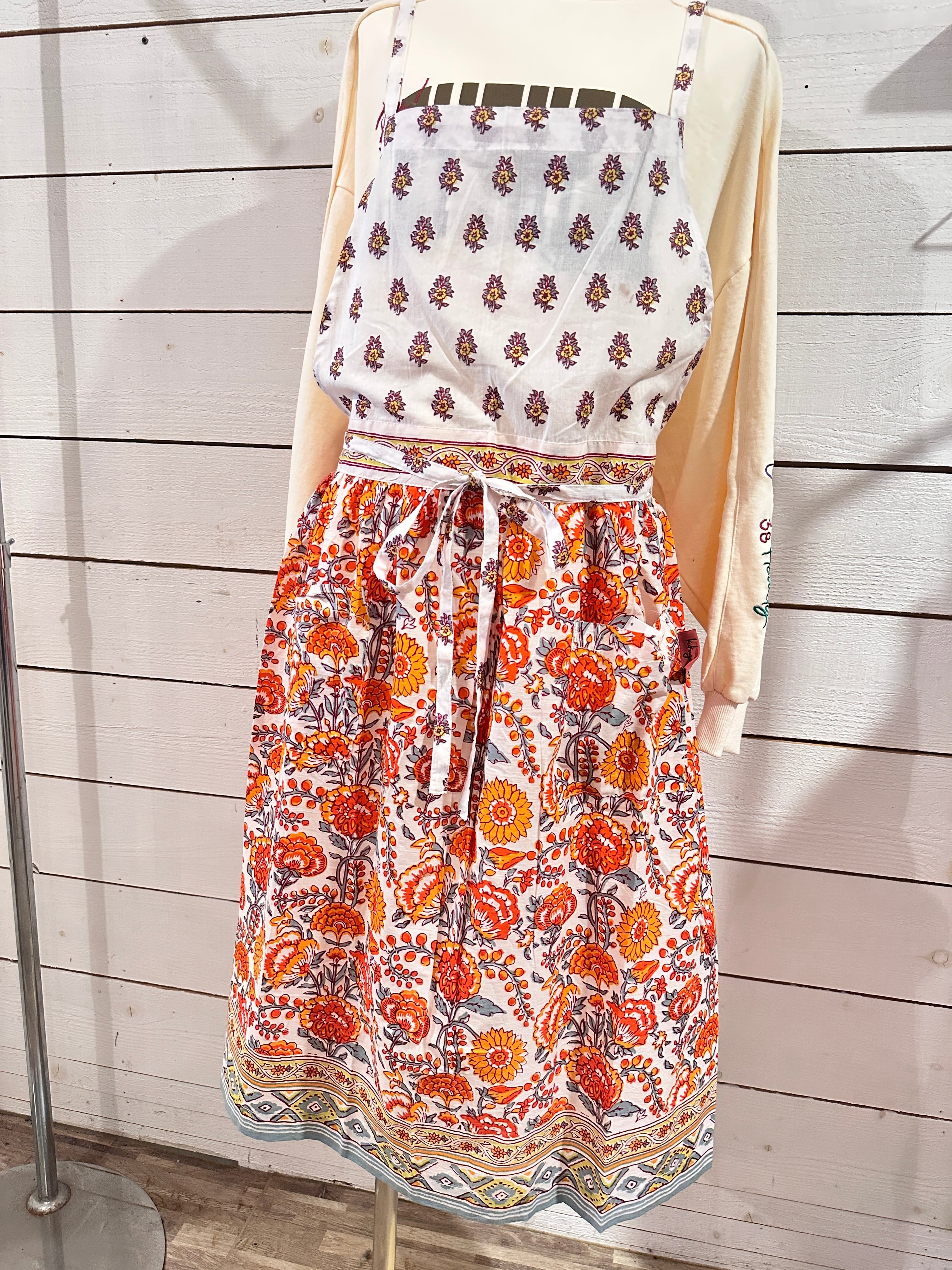 『People's』アンドパッカブル　コットンギャザー小花柄ワンピースエプロン　フリーサイズ