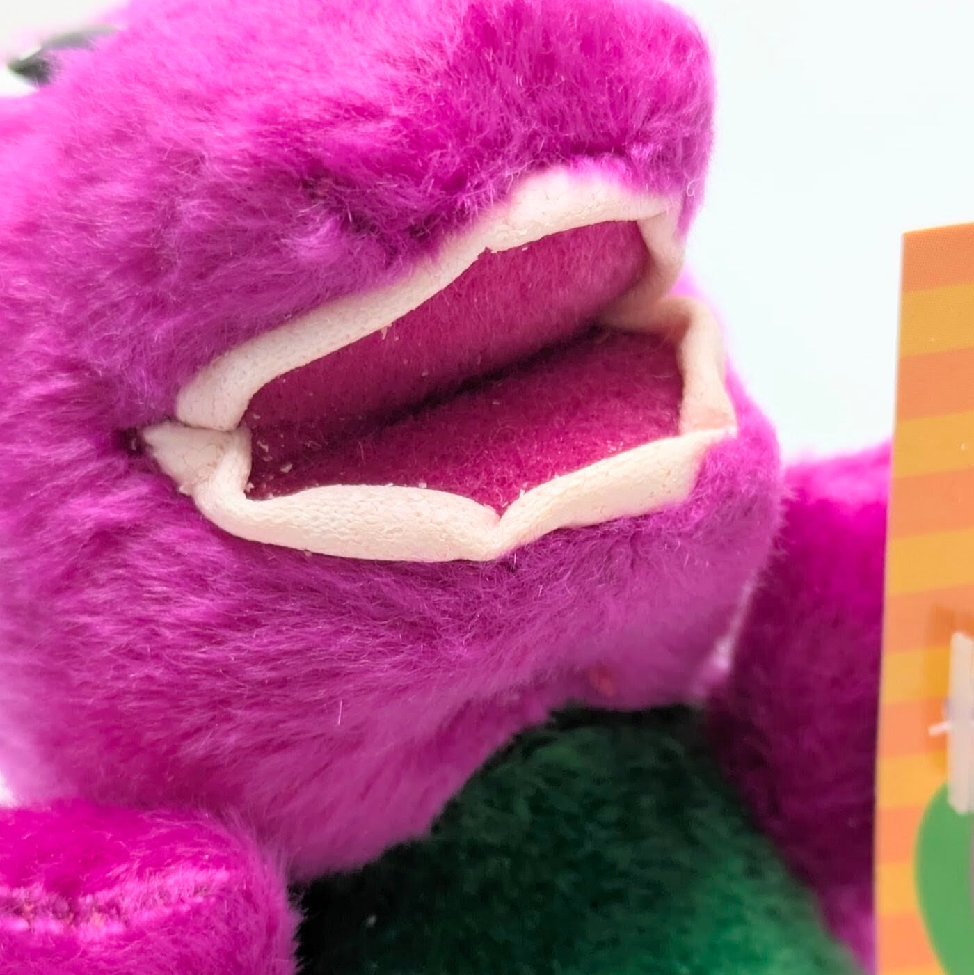☆ DEADSTOCK / VINTAGE 2003 ☆【 Barney & Friends ( バーニー&フレンズ ) 】『 Barney 』 ぬいぐるみキーホルダー / プラッシュキーホルダー / マスコット〚アメリカン雑貨 アメトイ〛