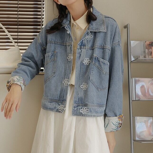 【着用レビュー】アウター レディース デニムジャケット 2色 長袖 ブルーデニム かわいい 大人可愛い きれいめ カジュアル 清楚 フェミニン おしゃれ ナチュラル こなれ感 ラブリー キュート ガーリー 個性的 レトロ ロマンチック 抜け感 花柄 フラワー 学生 通勤 通学 OL 学生 デート お出かけ 女子会 旅行 カフェ巡り お買い物 S M L ブラック 黒 ブルー 春 秋 冬 10代 20代 30代 韓国 韓国系 着回し 普段使い 体型カバー モテ トレンド 流行 インスタ映え 送料無料 中華