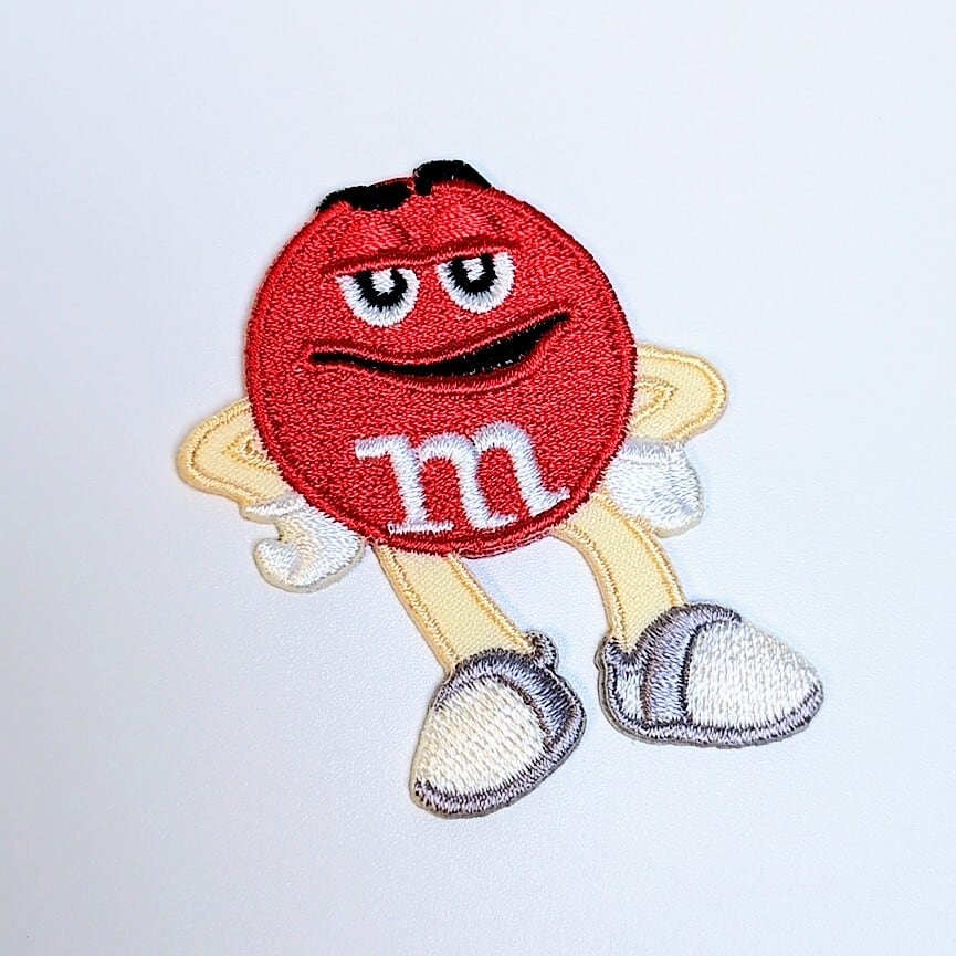 送料無料！ ★刺繍アイロンワッペン★【 m&m's（エムアンドエムズ）】レッド〚アメリカン雑貨 アメトイ〛