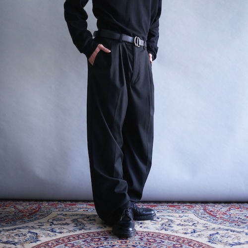 2-tuck tapered silhouette black wide slacks