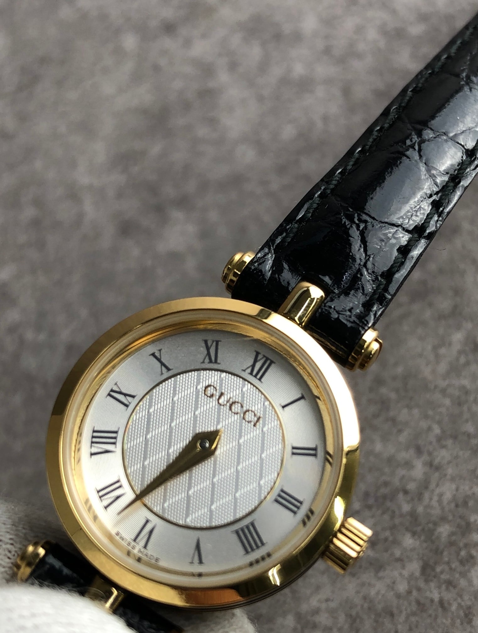 GUCCI グッチ 腕時計 ゴールド ブラック ラウンドフェイス レザー