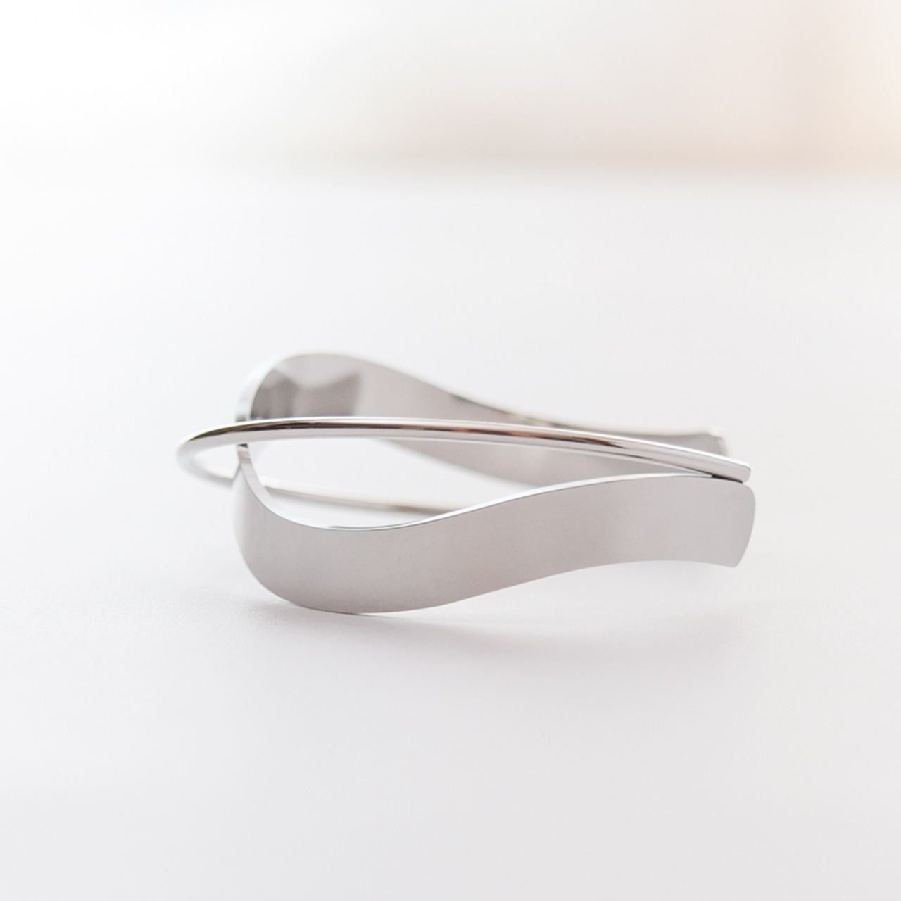 ウェーブダブルクロスラインステンレスバングルSV