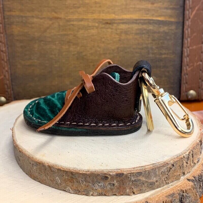 【猛獣のスニーカー】ミニスニーカーチャーム　グリーン＆ダークブラウン系　No.1