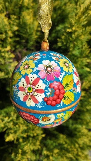 ペトリキウカ塗りの木製クリスマスオーナメント（人間国宝ホメンコ作）ライトブルー