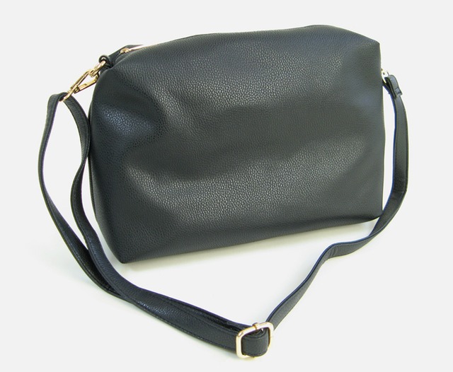 シュリンク加工シンプルで使いやすいショルダーバッグ