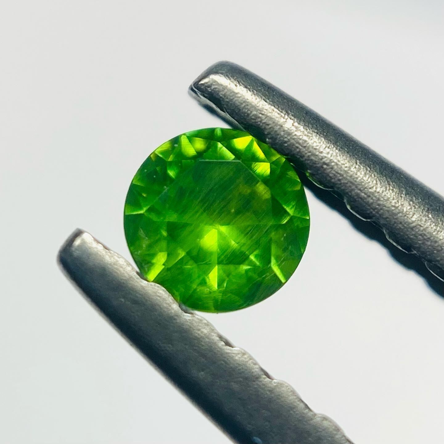 綺麗なホーステール入り ロシア産デマントイドガーネット2