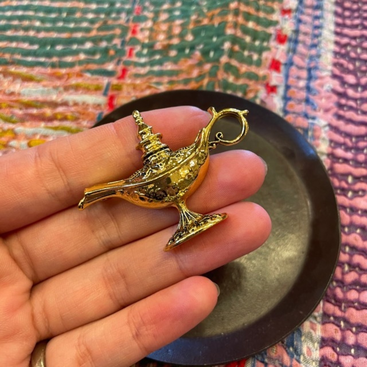 TOPANGA Jewelry Bijou art brooch Magic Lamp Gold / ビジューアートブローチ 魔法のランプ ゴールド プレゼント プチギフト ジャケット 帽子 バッグ ニット キラキラ アクセサリー かわいい ファッション小物