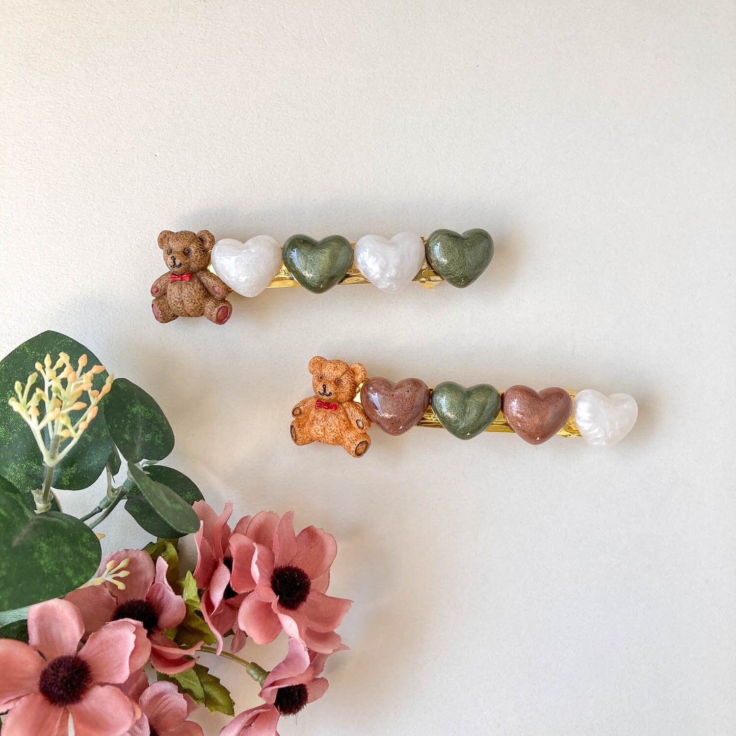 おすわりテディベアとハートのバレッタ