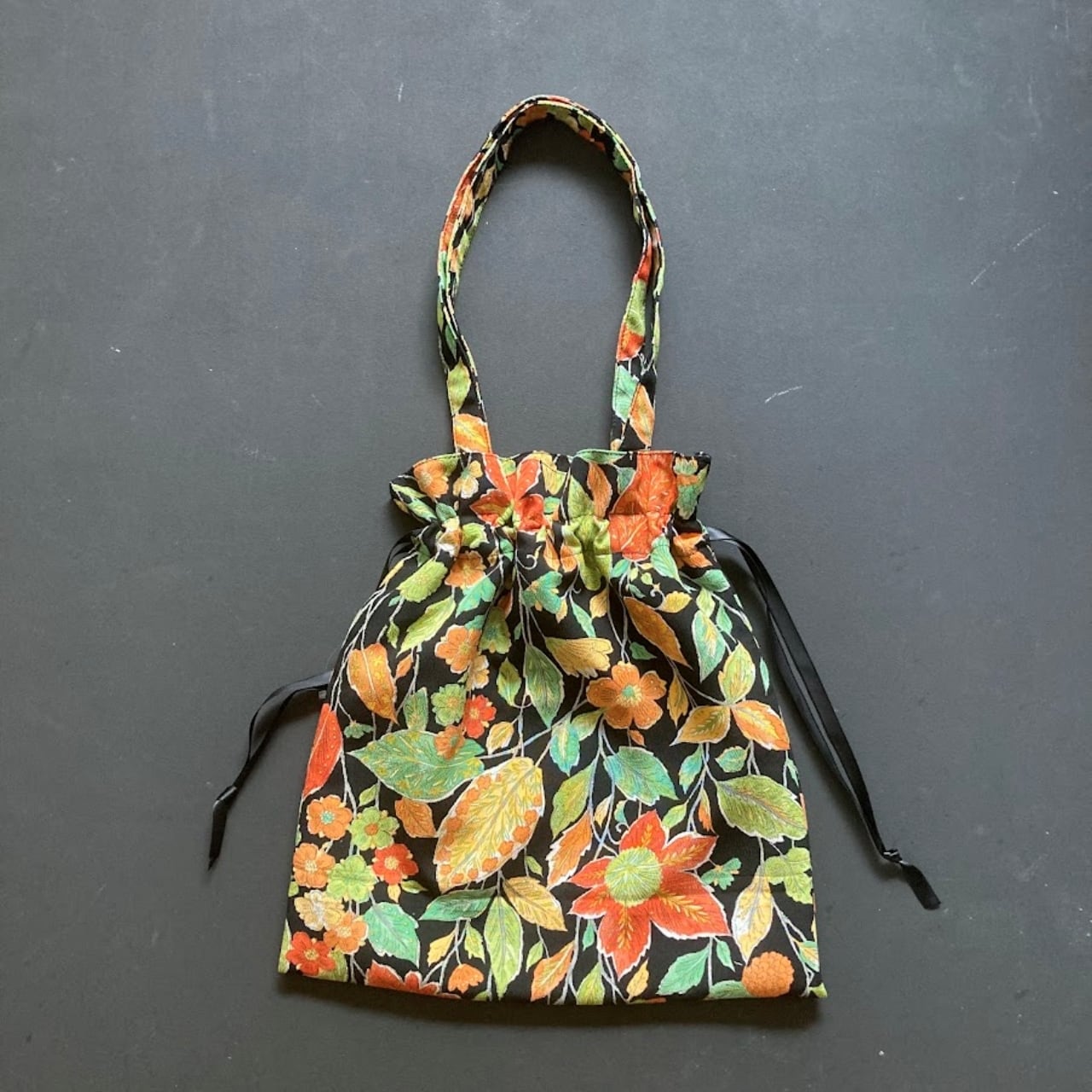 きんちゃくキモノトート BLACK×ORANGE 草花柄 着物リメイク 日月堂