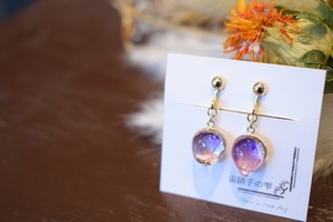 【ピアス変更可能】宙硝子の雫/紫色の美しいイヤリング