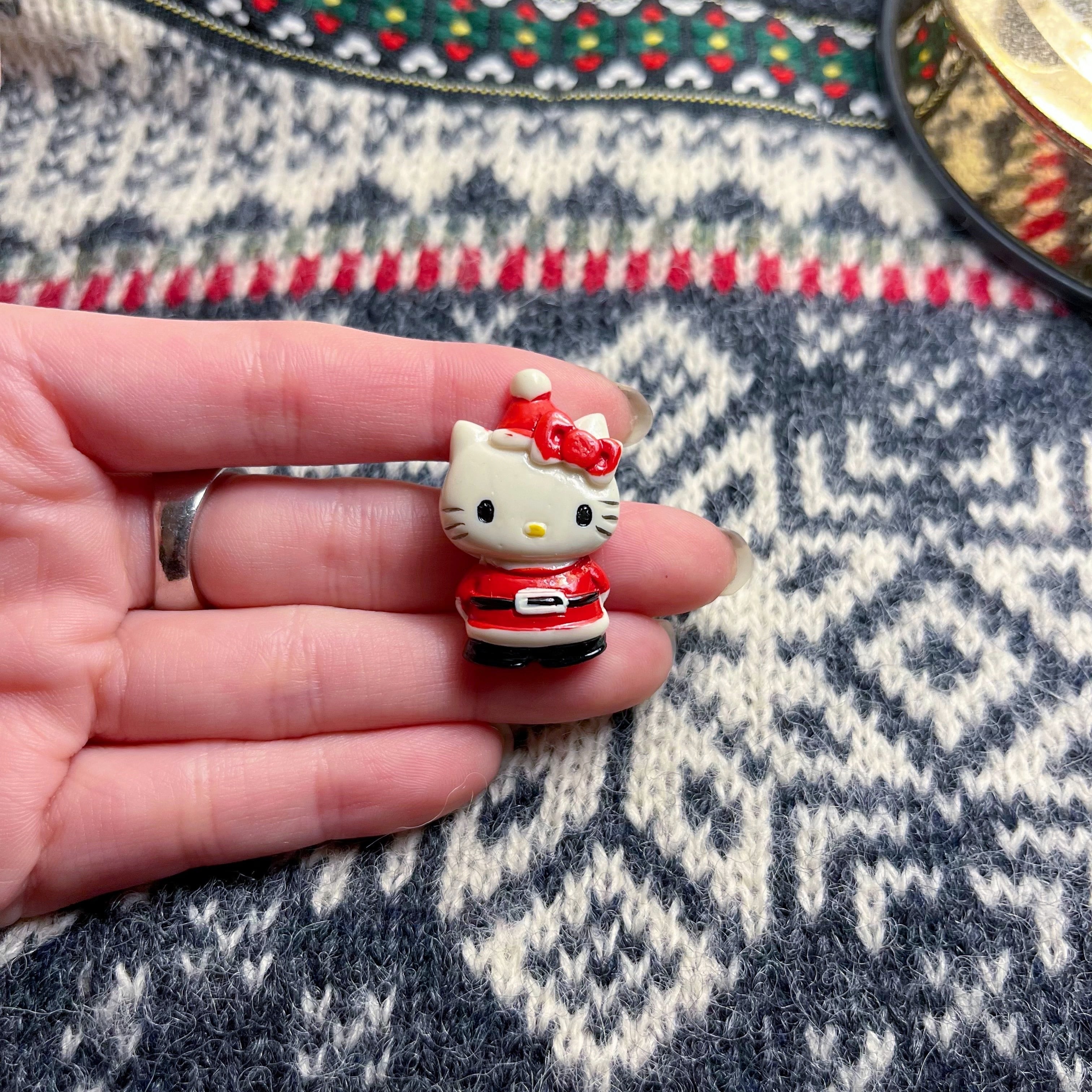 hello kitty santa mini brooch