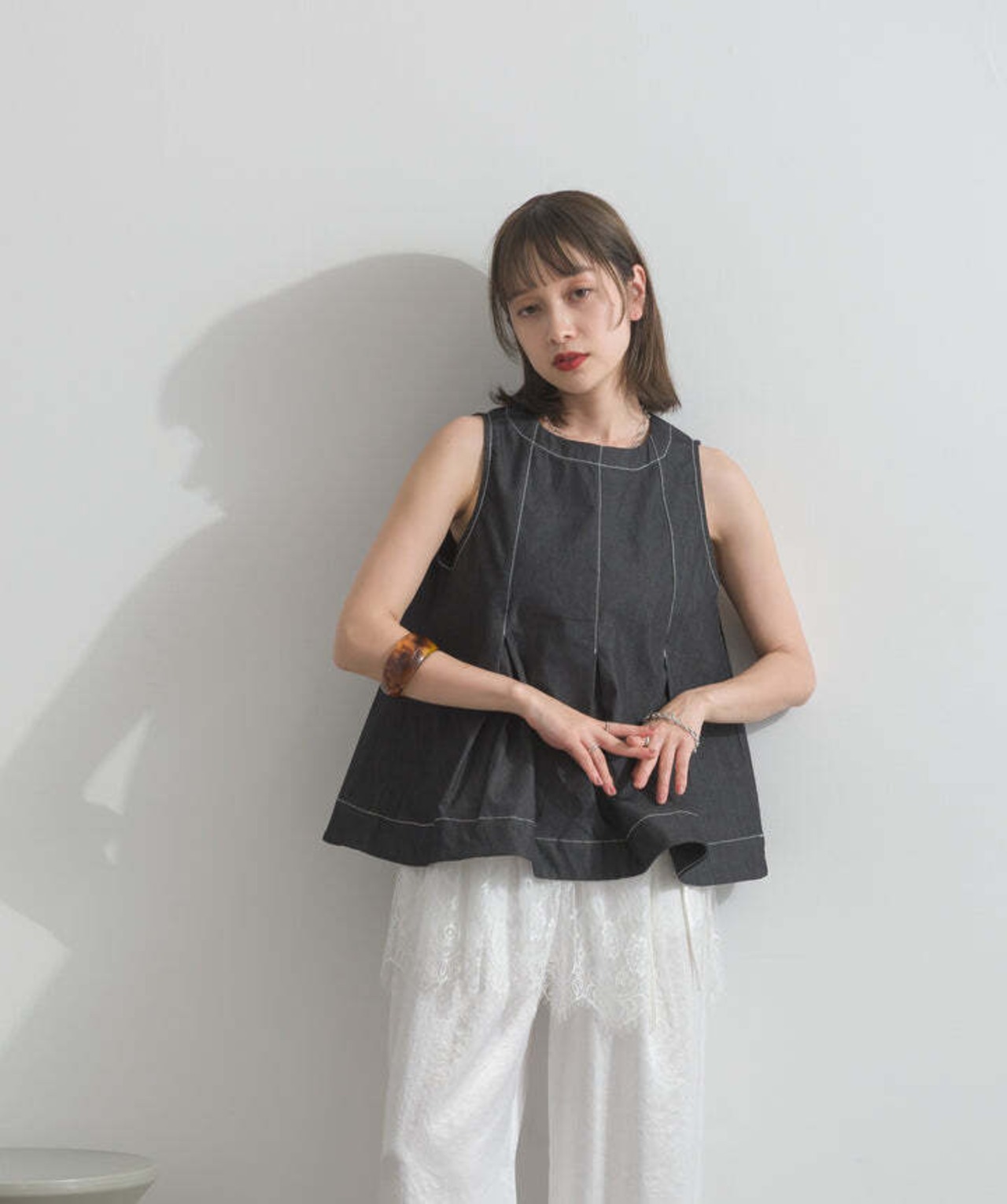 2603020 フロントタックフレアノースリーブトップス black
