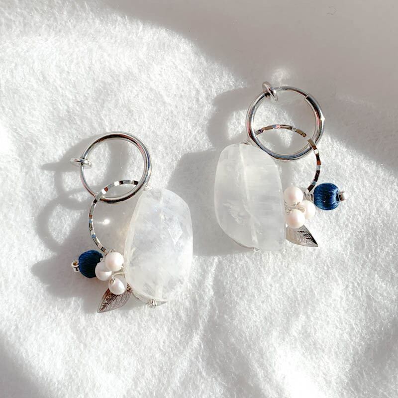 絹実りと小石の耳飾り(ピアス・イヤリング)- blue moon stone -