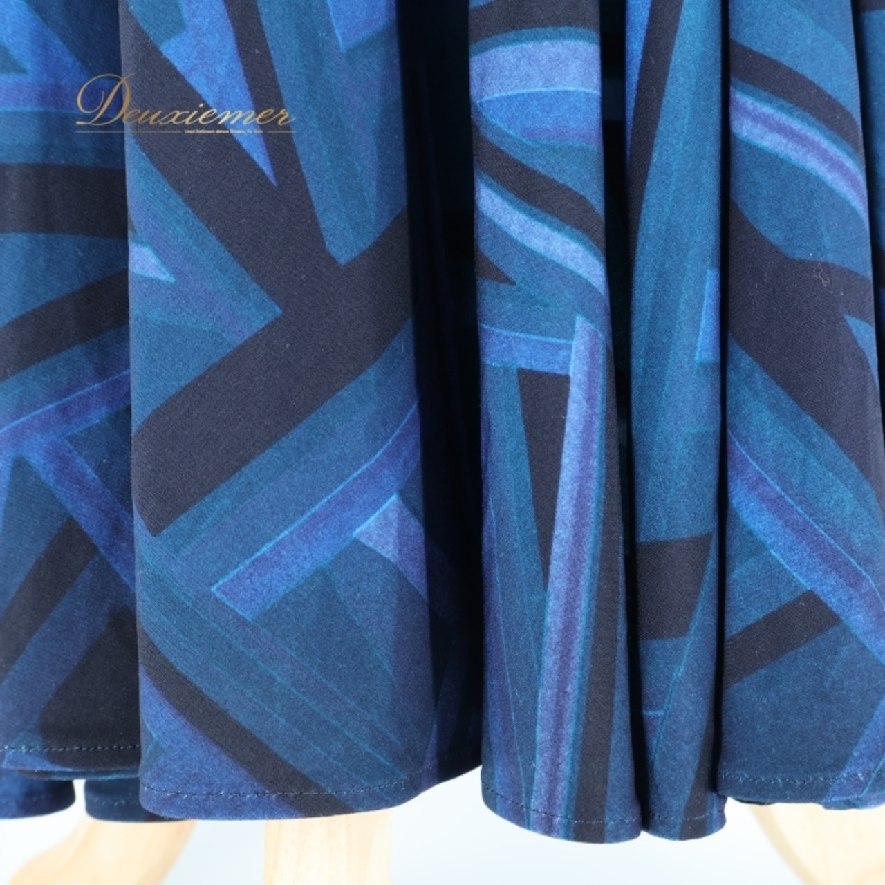 社交ダンス 衣装 チャコット Chacott ツーピース セットアップ 上下セット トップス スカート 青 緑 伸縮 レッスン パーティ 発表会 日本製 グリーン系 ブルー系 ダンスウェア スタイリッシュ 競技用 フォーマル カジュアル 軽量 おしゃれ 美しいデザイン フィット感 伸びる素材 シンプル エレガント 着心地よい レディース 柔らかい素材 落ち着いた色合い 舞台用