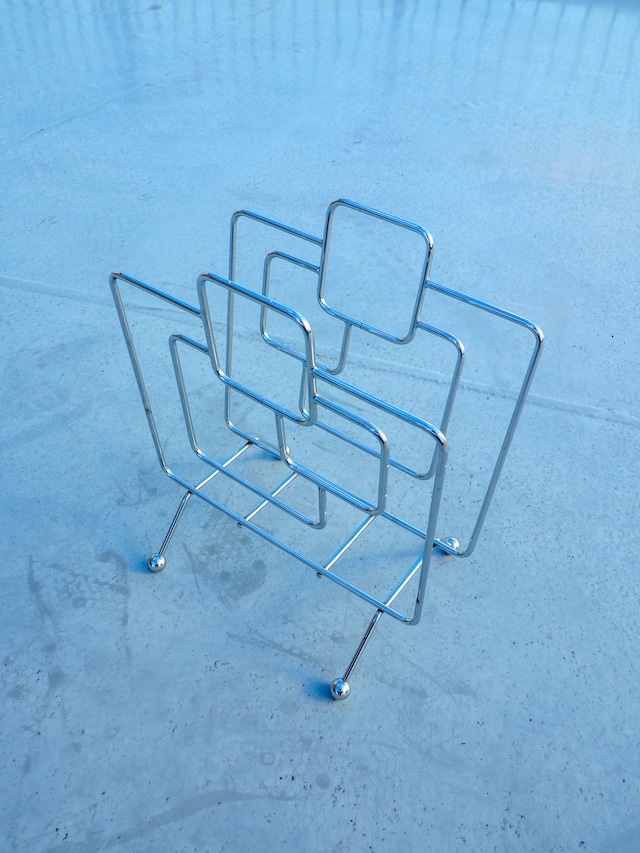 Chrome-plated geometric wireframe magazine rack