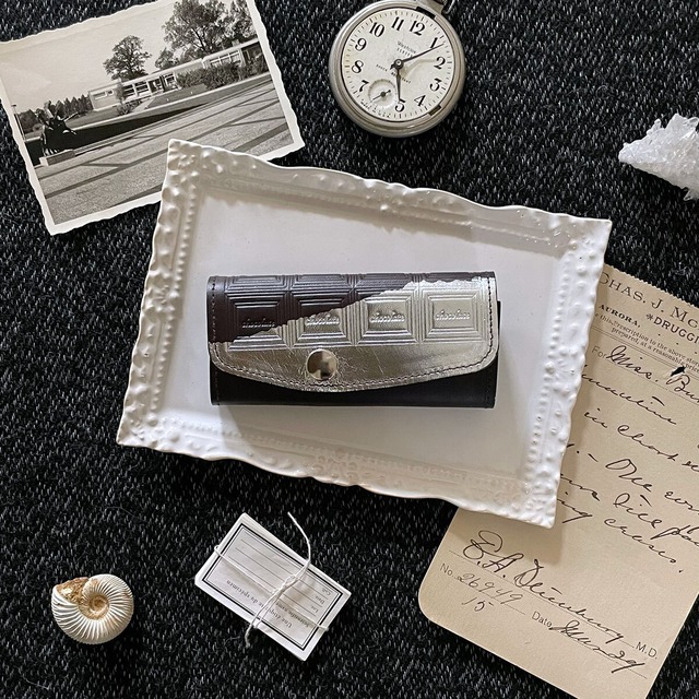 革のビターチョコ・キーケース（銀の包み紙）