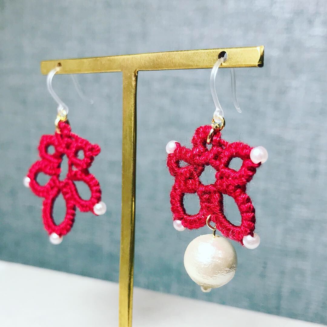 0054:レッド タティングレース アシンメトリー 樹脂フックピアス