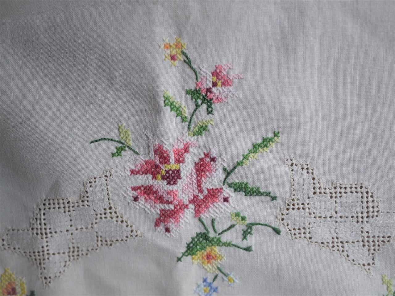 薔薇刺繍テーブルクロス クロスステッチ | こりすのパン屋Base店 薔薇刺繍テーブルクロス クロスステッチ | こりすのパン屋Base店