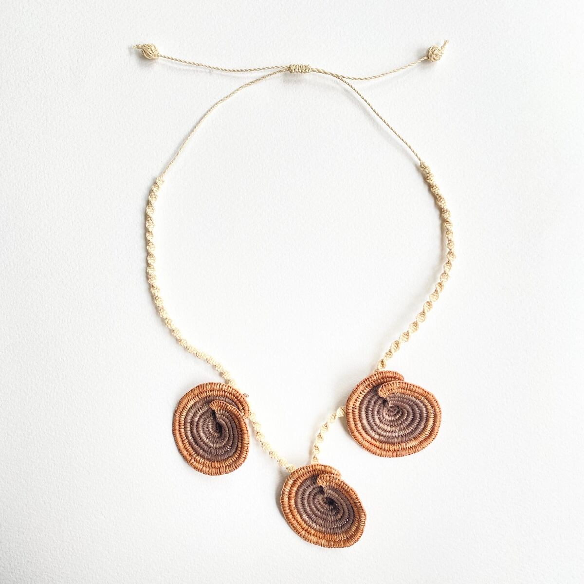 ブラジル先住民族 きのこ型ネックレス Coltricia ブラウン | Coloridas