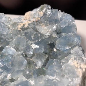 7.色合い綺麗✩セレスタイトに住み着いているフローライトハリネズミさん