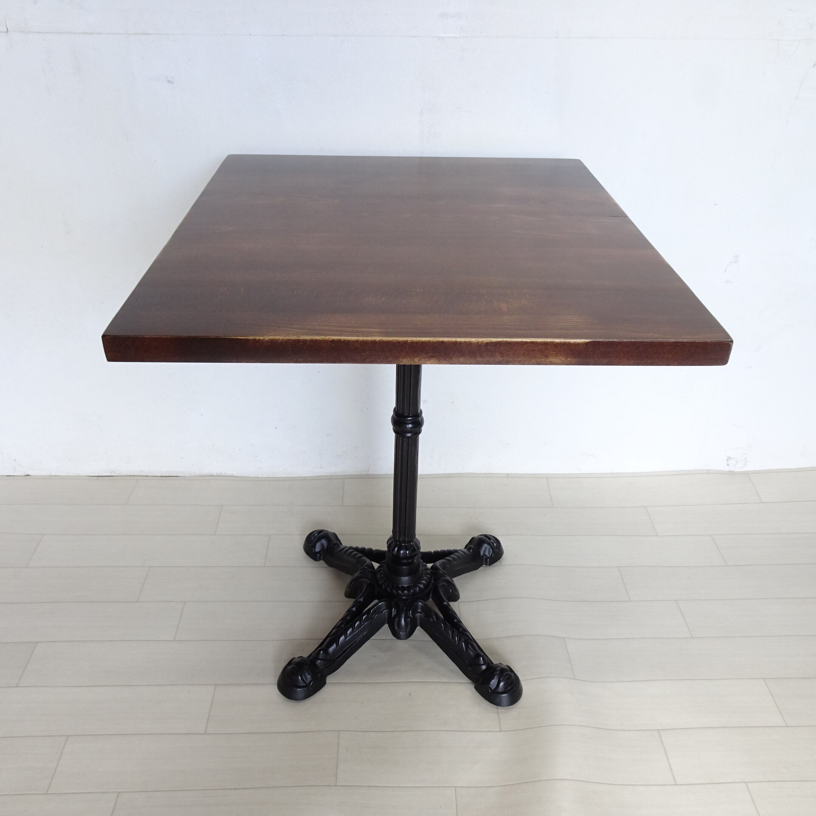 ダークブラウンのカフェテーブル