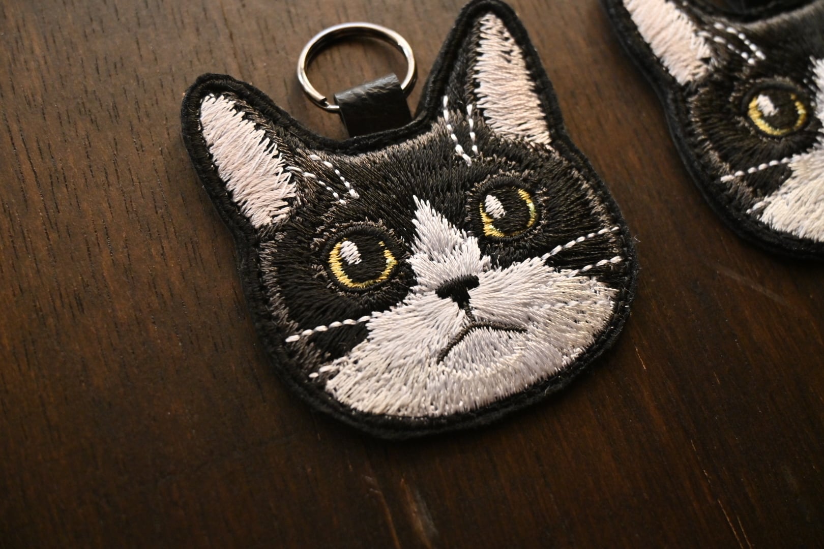 ハチワレ猫ちゃんのキーホルダー | 猫と暮らす洋裁店magical