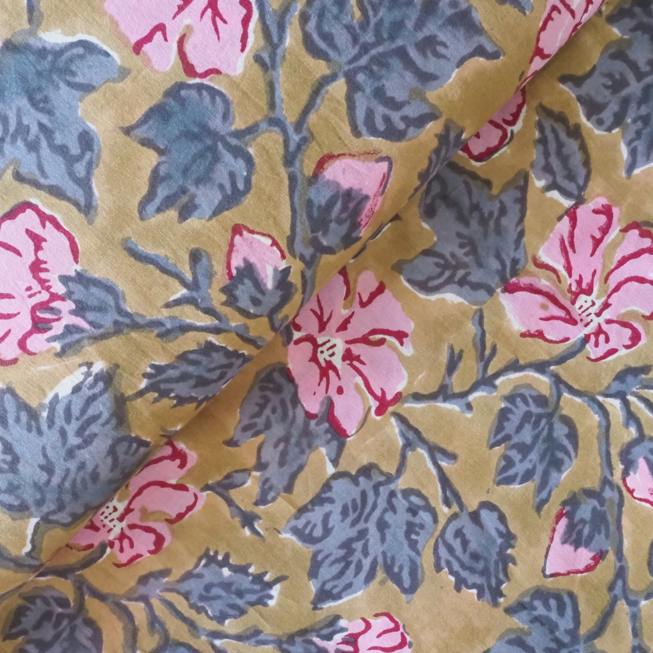 ブロックプリント生地【50cm単位】インド綿 花柄 オークル×ピンク #42385-BR1