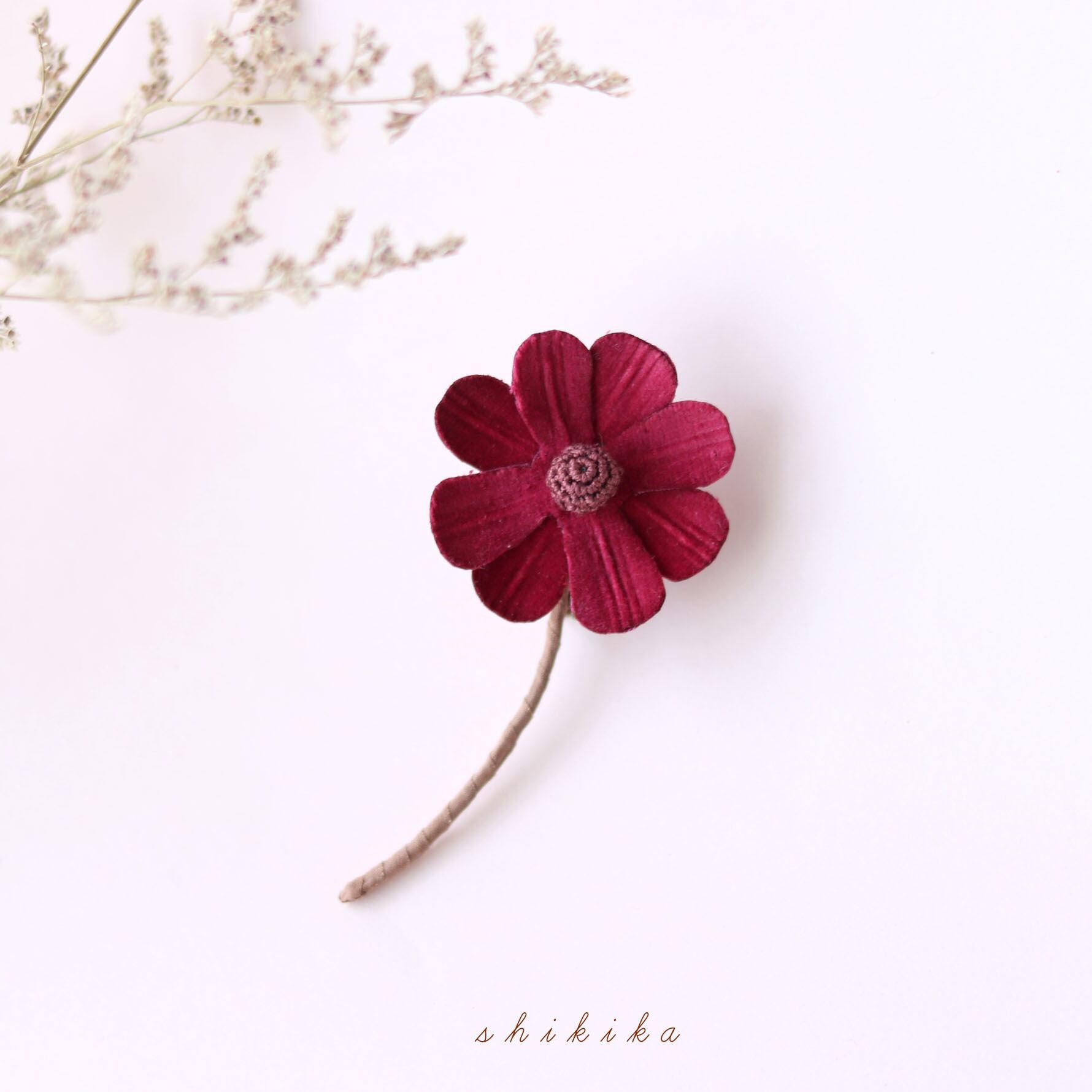 一輪のチョコレートコスモス布花ブローチ Shikika 四季の布花アクセサリー