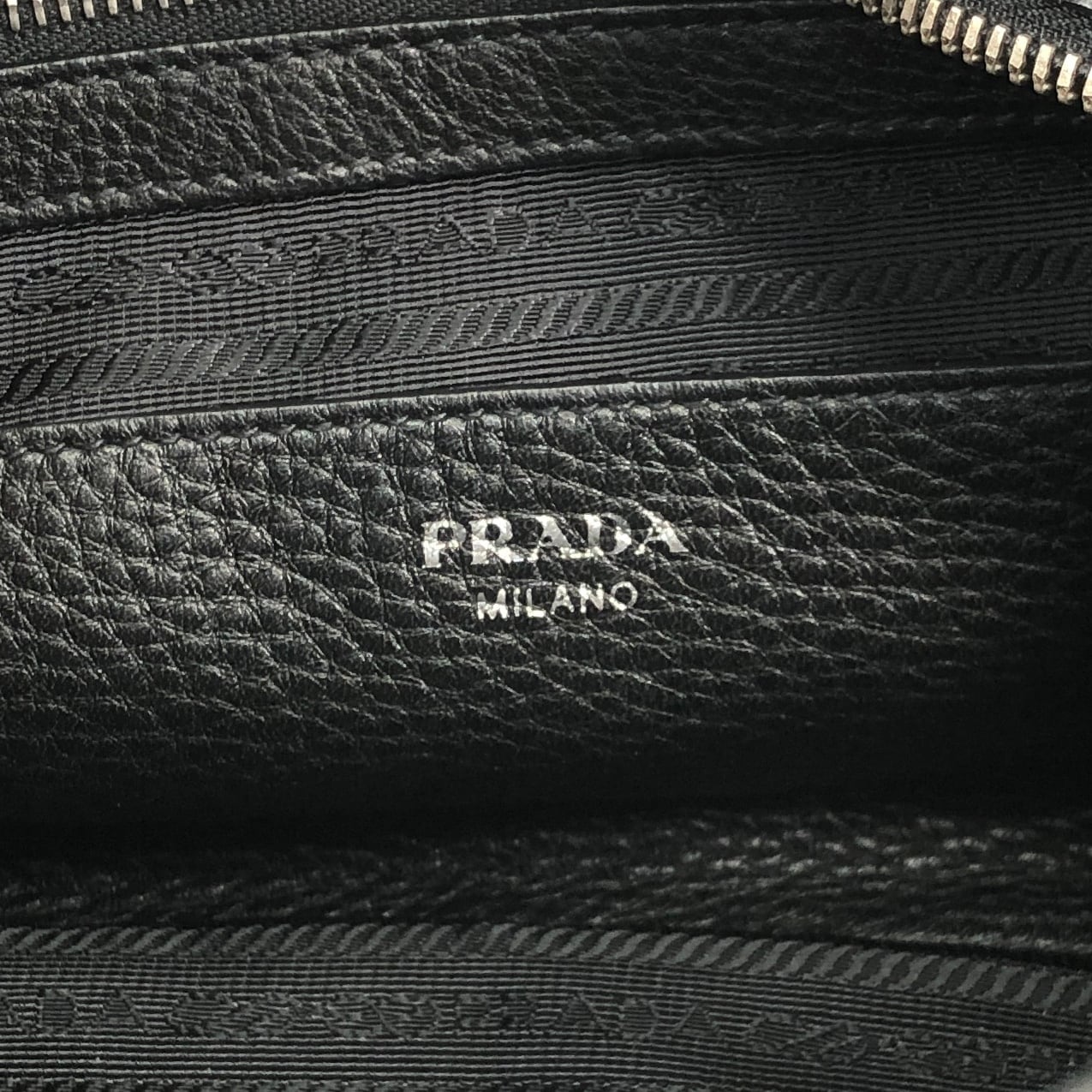 PRADA プラダ ショルダーバッグ ブラック ロゴ プッシュロック レザー