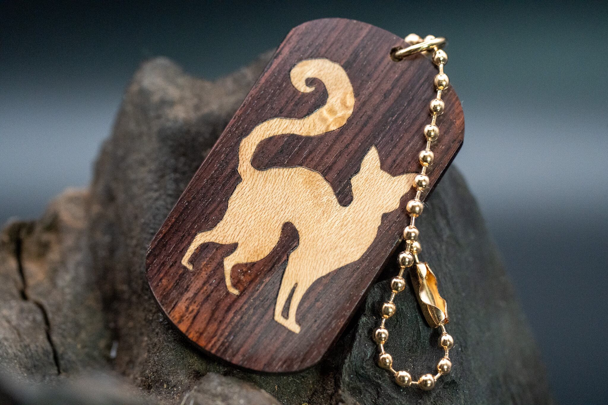 【王室御用達 】キングウッド ドッグタグ 象嵌 探る視線