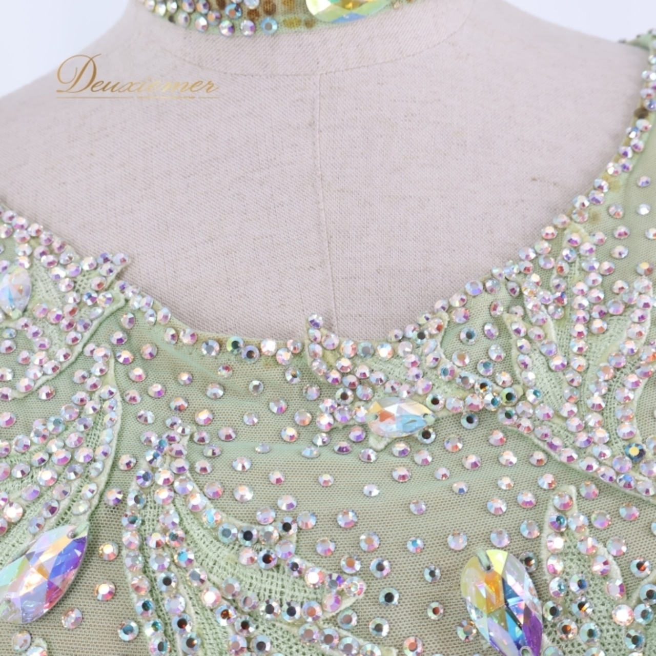 社交ダンス 衣装 スタンダードドレス ワンピース ドレス エメラルドグリーン 緑 黄緑 フロート デモ 競技 ダンス パーティ 発表会 綺麗 上品 明るい ゴージャス グリーン系 フェミニン おしゃれ モダンダンス コスチューム 華やか