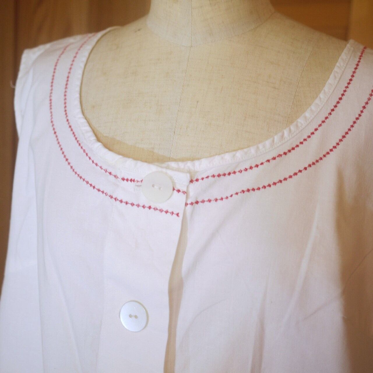 ヴィンテージ ノースリーブ 赤いライン刺繍ブラウス ドイツ