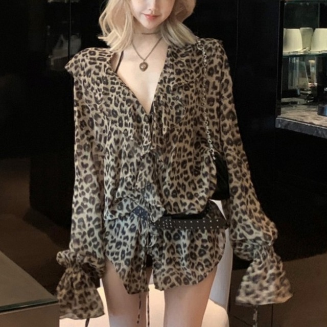 レオパードオーバーシフォンシャツ ヒョウ柄ビッグシフォンフリルシャツ レディース トップス シャツ ブラウス ドロップショルダー バルーン袖 ボリューム袖 長袖 Vネック 襟付き オーバーサイズ フレア ワイド シフォン フリル シアー かわいい 大人可愛い きれいめ カジュアル おしゃれ かっこいい レトロ こなれ感 ラフ マニッシュ ガーリー ルーズ クール エレガント キュート ワイルド ヒョウ柄 レオパード プリント 総柄 体型カバー ゆったり フェミニン