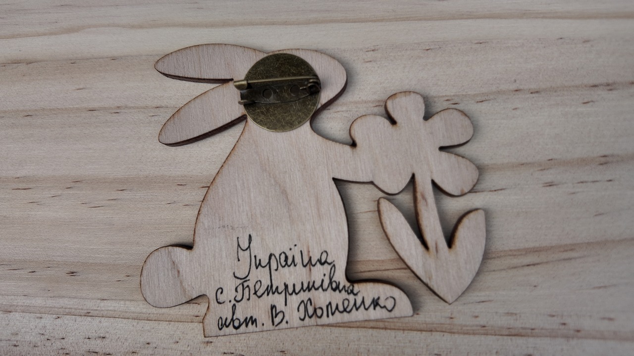 ウクライナ伝統絵画 ペトリキウカ塗り 木製ブローチ（ホメンコ作）うさぎ　ラビット　フラワー　花 - 2