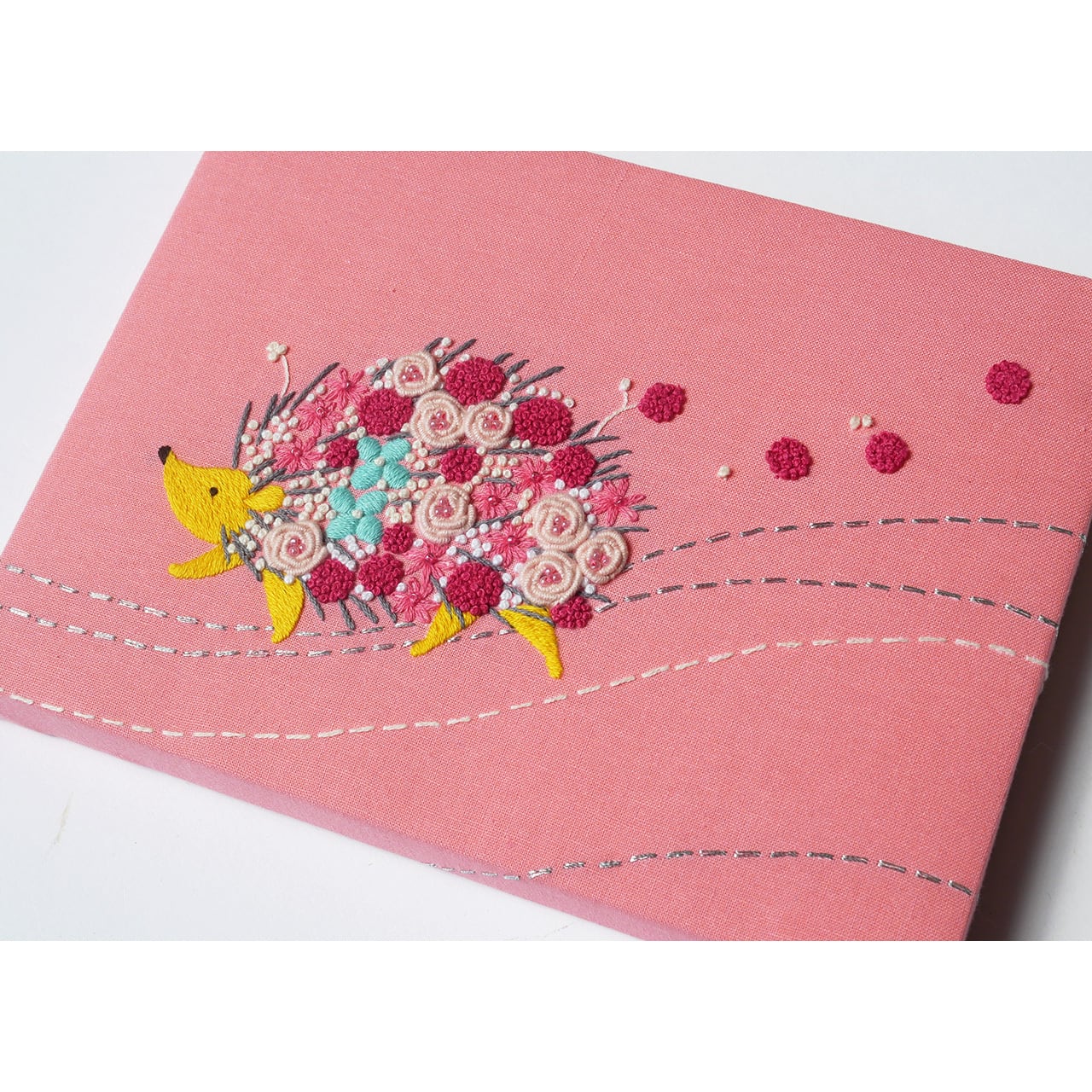 手刺繍ファブリックパネル「花まとうハリネズミ」ピンク インテリア