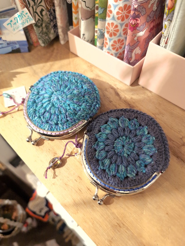 ハンドメイド ブルーグリーン 玉編みがま口はポーチ ふわふわお花 