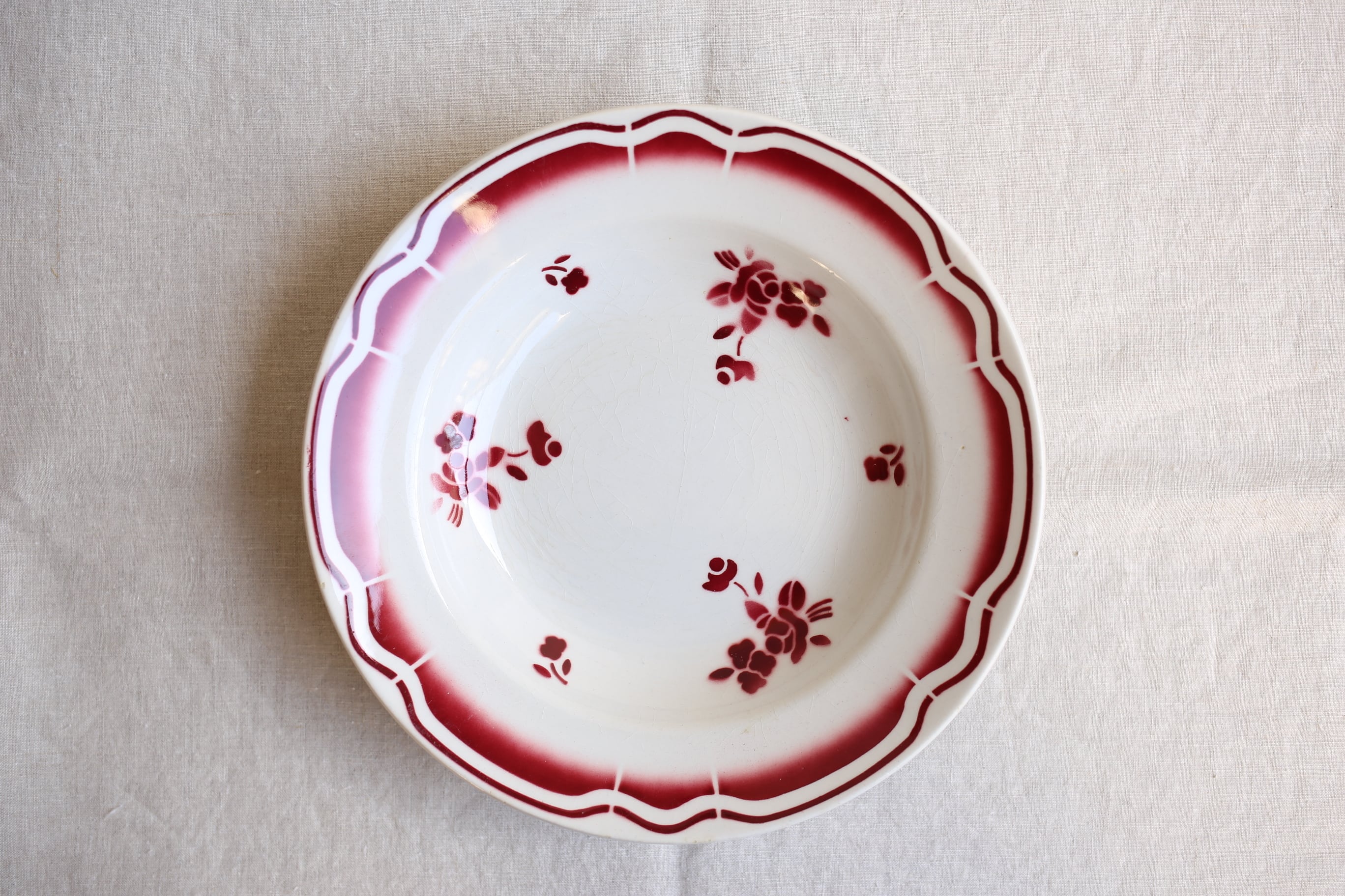 フランス アンティーク ヴィンテージ Badonviller バドンヴィレー 赤い花柄の深皿 N 004 Emuparis フランス アンティーク ヴィンテージ Badonviller バドンヴィレー 赤い花柄の深皿 N 004 Emuparis