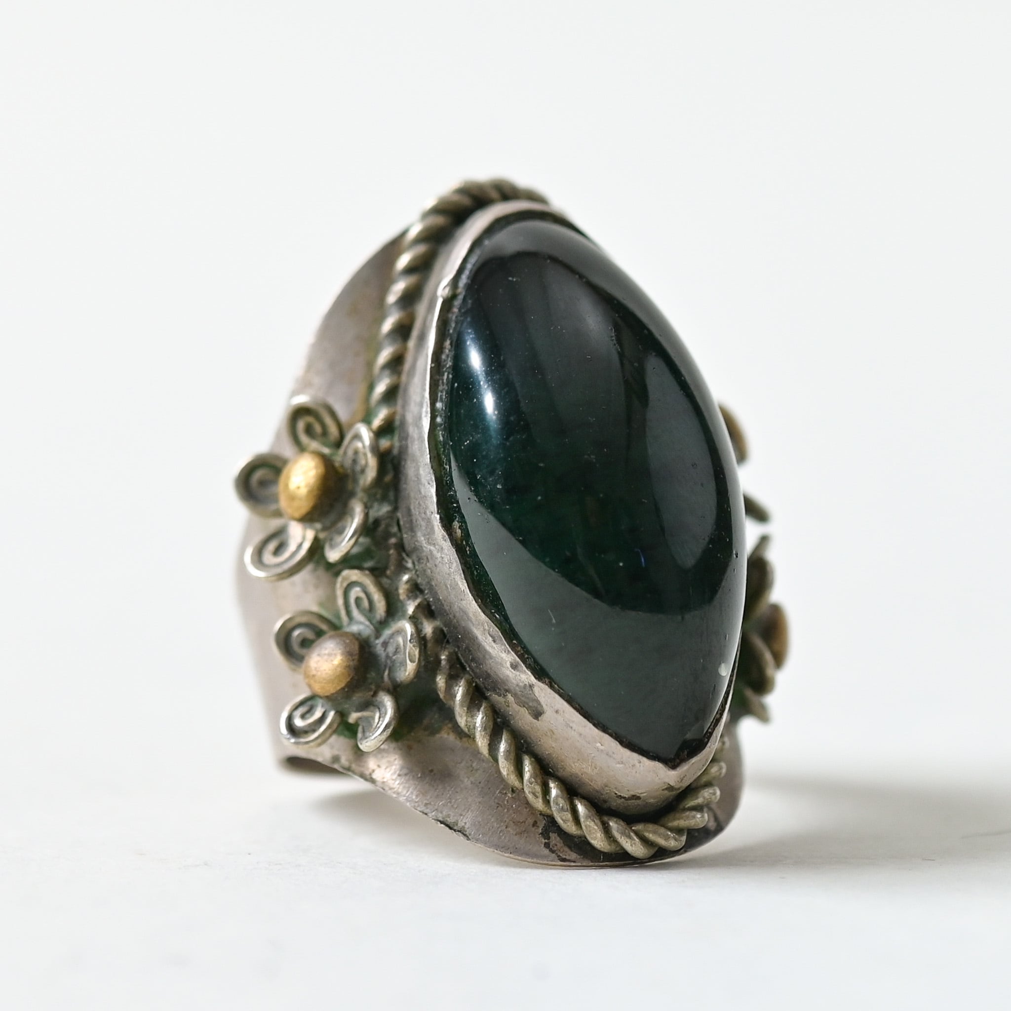 魔女の指輪】ヴィンテージ風／グリーンガラス×装飾リング／サイズ10号