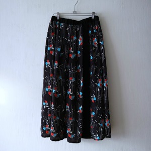 ツバキ柄ロングスカート・ブラック
