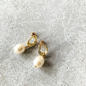 Gold & Artificial-Pearl Drop Pierce
