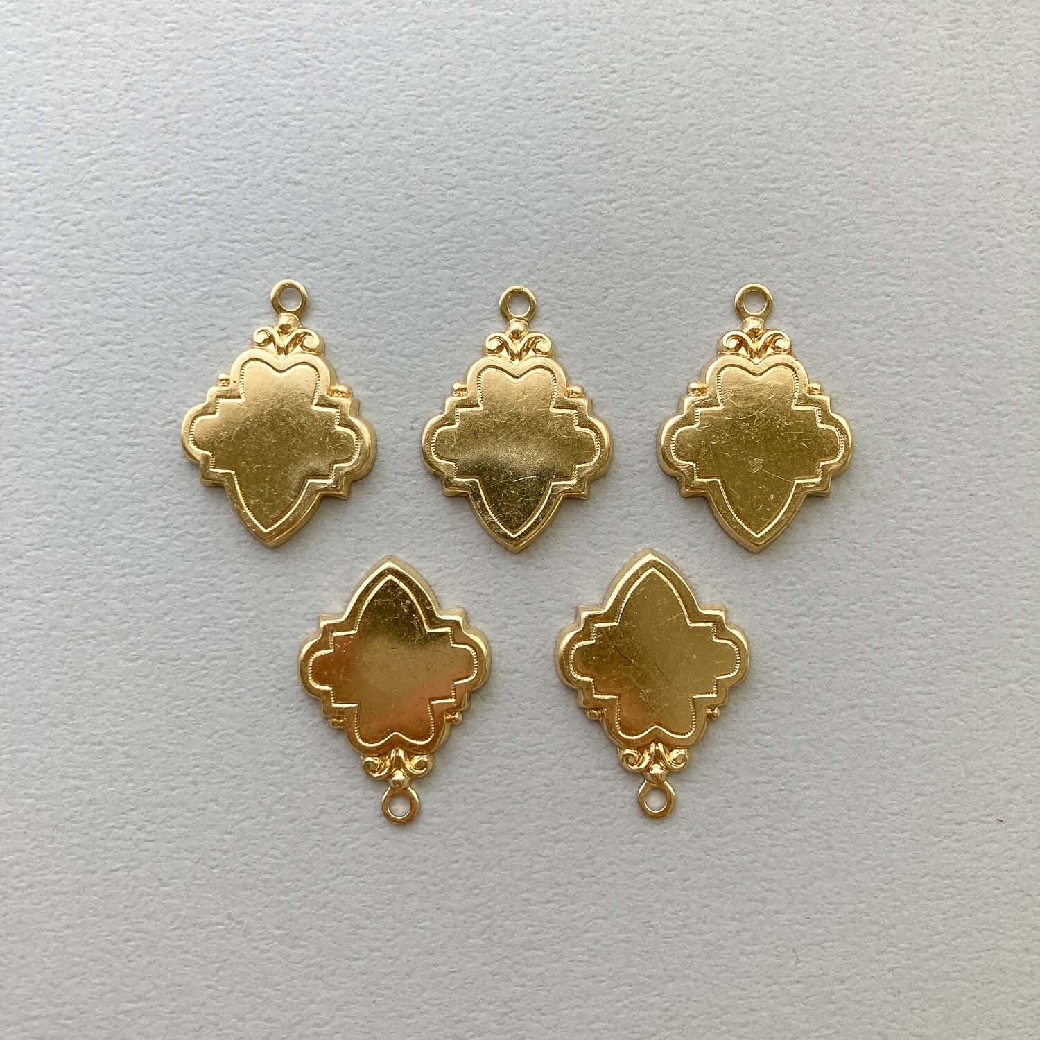 最終入荷〉USA真鍮 シンプルな勲章風ダイヤ型チャーム | Dua