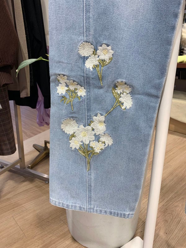 フラワー刺繍デニムパンツ［Color:ライトブルー］［Size:Sサイズ］通常
