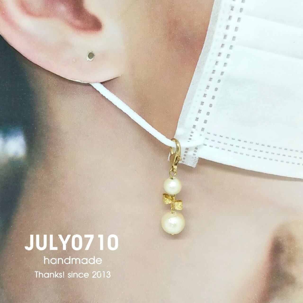 パールのリボンとホワイトチャームのピアス www.vetrepro.fr