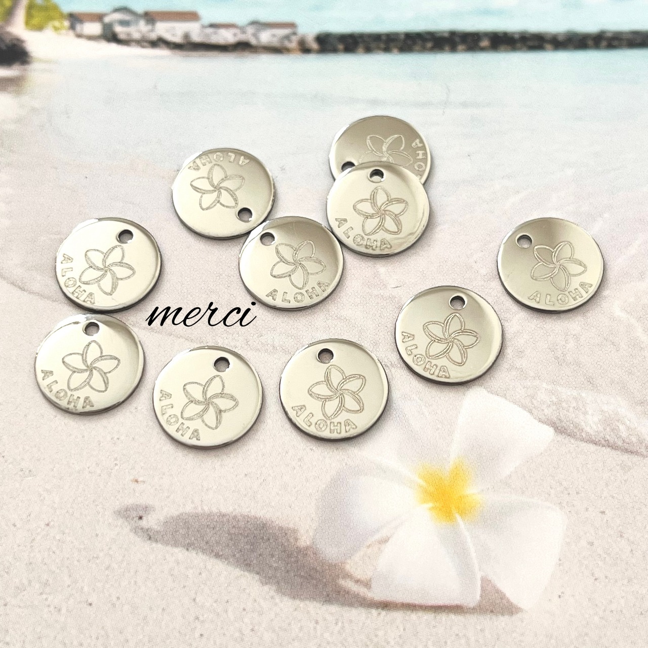 【10個】ステンレス製ミラーラウンドアロハプルメリアチャーム/ハワイアン/ALOHA