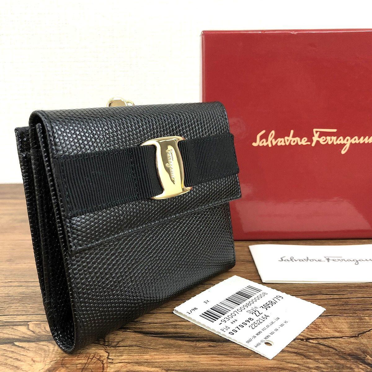 美品 サルヴァトーレフェラガモ 三つ折り財布 がま口財布 ヴァラ