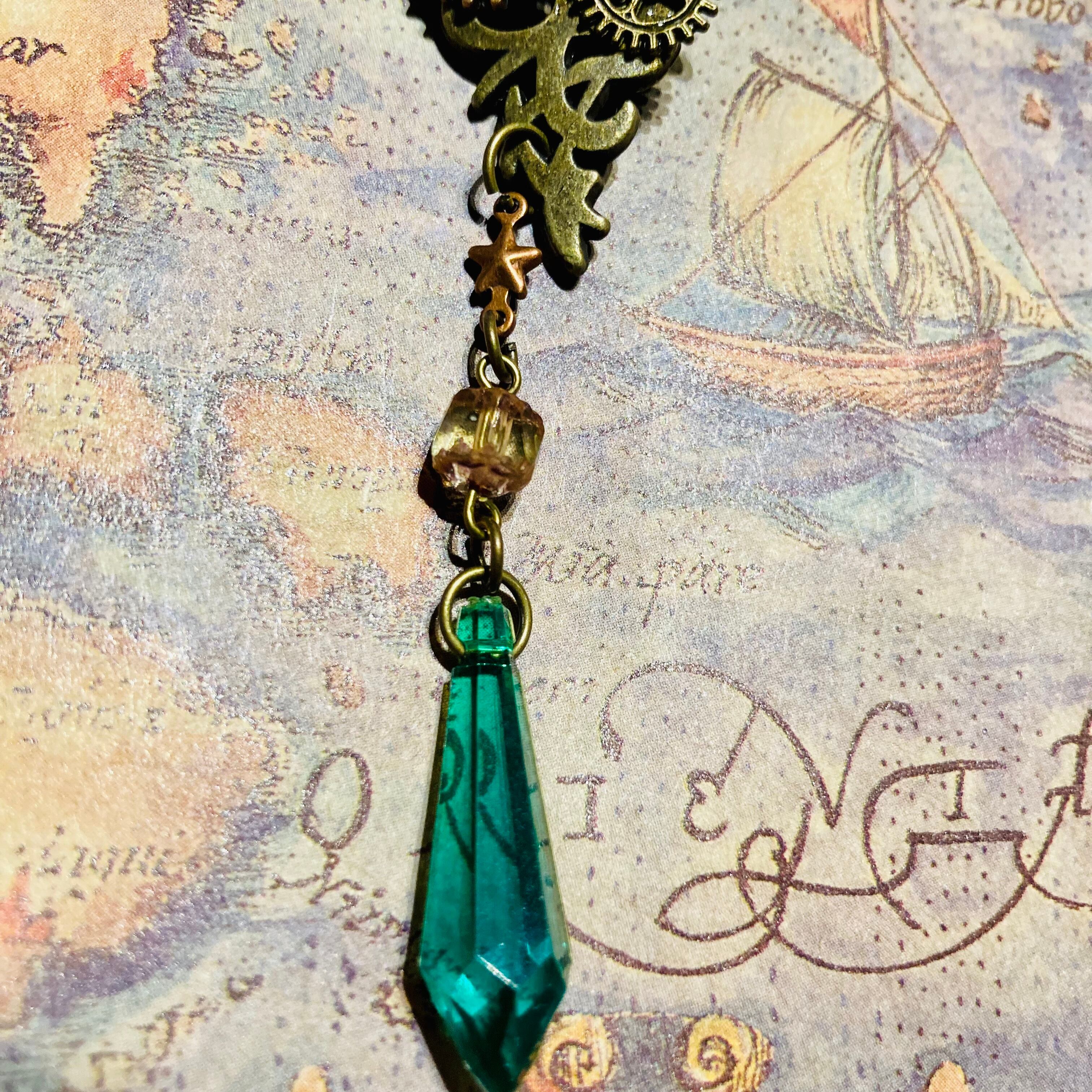 オオカミのピンバッジ（アンティークゴールド×グリーンチャーム