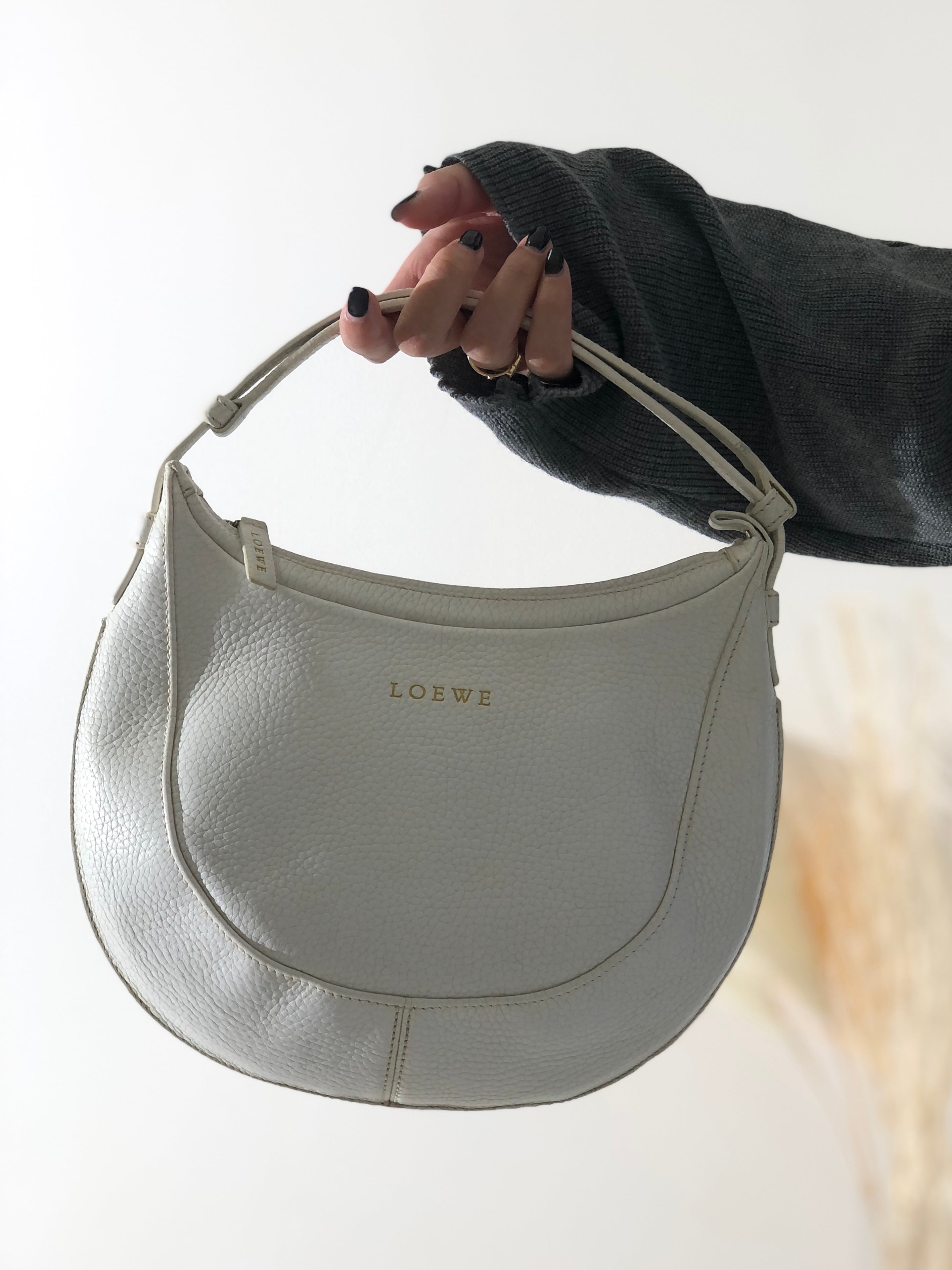 【LOEWE】レザー ハンドバッグ エンボスロゴ 日本直送 名牌中古包 】LOEWE ロエベ ロゴ エンボスレザー ラウンド